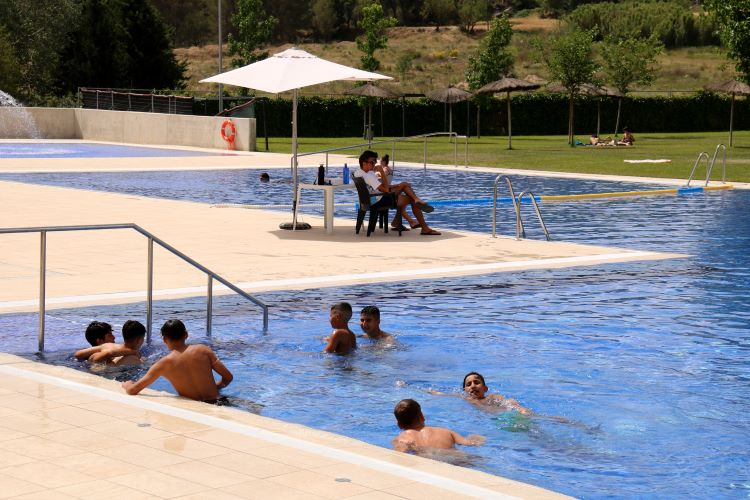 Children at the Vilanova de Camí municipal pool 